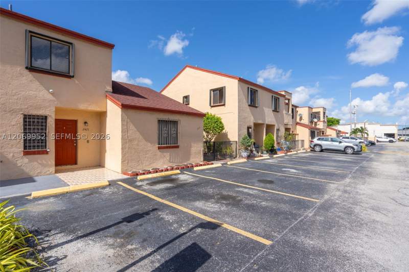 2 bedroom Condominium at 2421 W 52nd Pl 2-1, Villas Of Westland Condo, Hialeah — photo 3