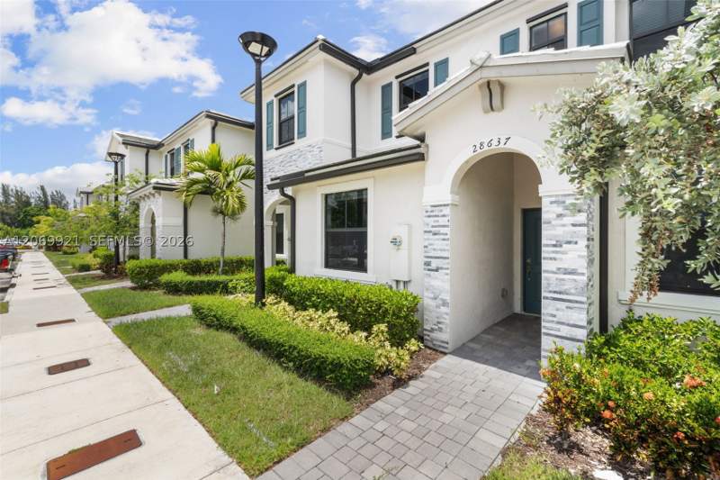 3 bedroom Townhouse at 28637 SW 132nd Ct, Pine Isle, Homestead — photo 2