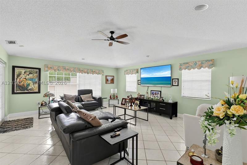 4 bedroom SingleFamilyResidence at 15735 SW 153rd Ave, Cassandra Estates, Miami — photo 3