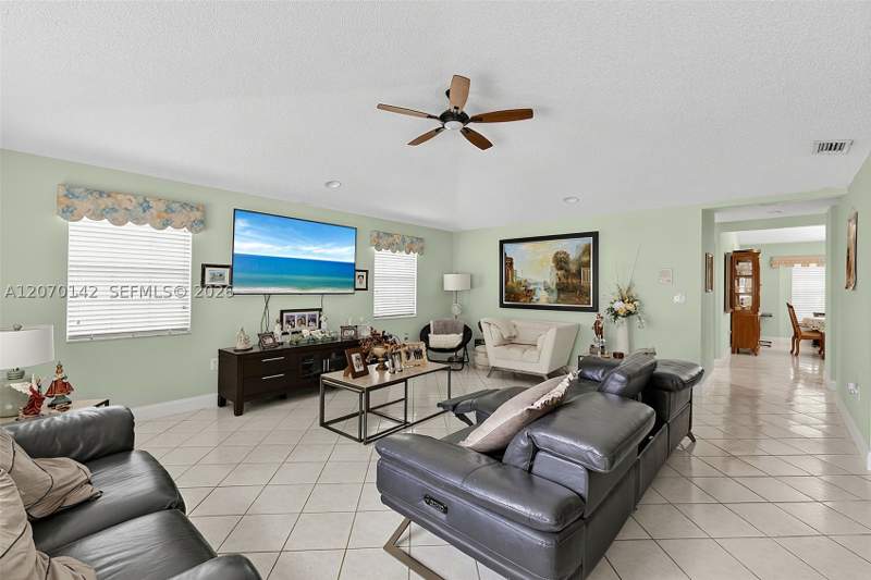 4 bedroom SingleFamilyResidence at 15735 SW 153rd Ave, Cassandra Estates, Miami — photo 4