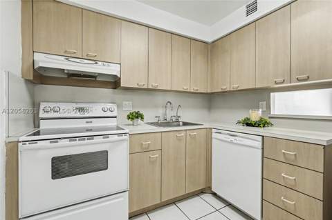 1825 W 44th Pl 509, Hialeah FL - photo 14 of 43