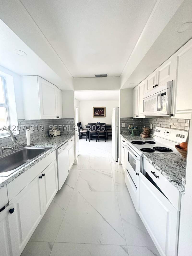 4 bedroom SingleFamilyResidence at 11818 SW 273rd Ln, Cutler Landings 1st Addn, Homestead — photo 5