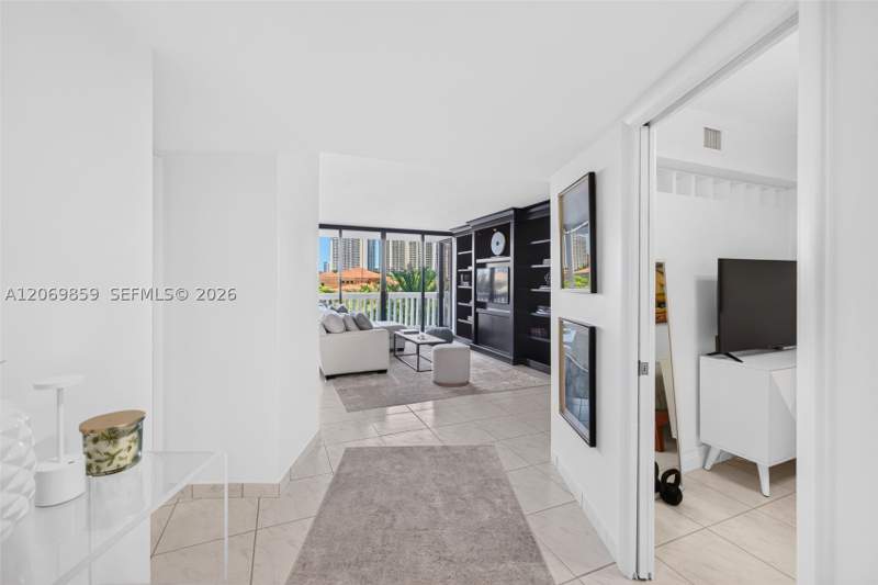 2 bedroom Condominium at 1000 Island Blvd 405, 1000 Isl Blvd Williams Is, Aventura — photo 2
