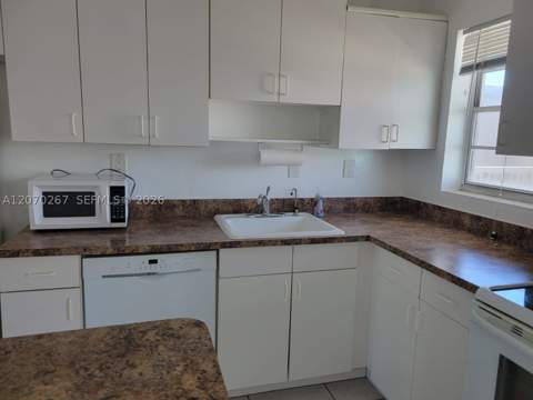 7620 Carlyle Ave 604, Miami Beach FL - photo 6 of 28