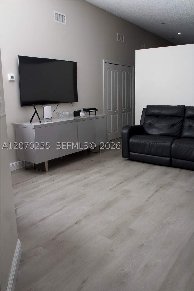 4 bedroom SingleFamilyResidence at 2732 W 68th Pl, WEST PALM GARDENS 2ND ADD, Hialeah — photo 1