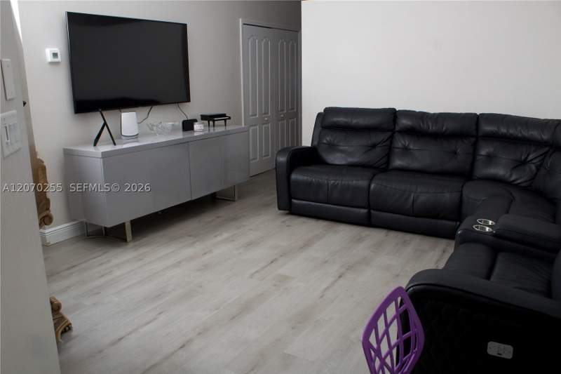 4 bedroom SingleFamilyResidence at 2732 W 68th Pl, WEST PALM GARDENS 2ND ADD, Hialeah — photo 2