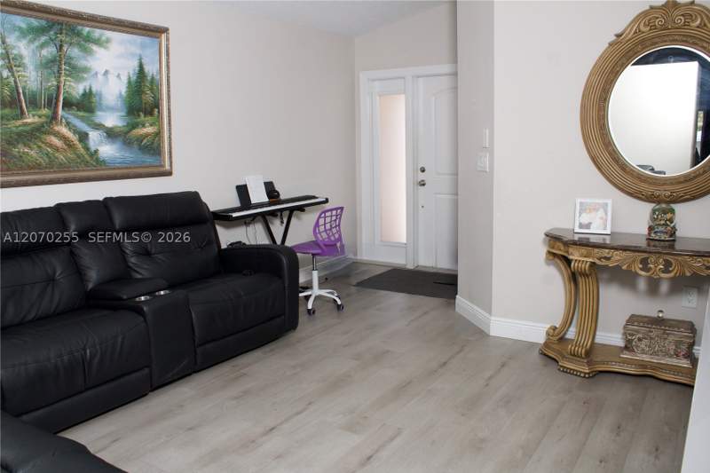 4 bedroom SingleFamilyResidence at 2732 W 68th Pl, WEST PALM GARDENS 2ND ADD, Hialeah — photo 3