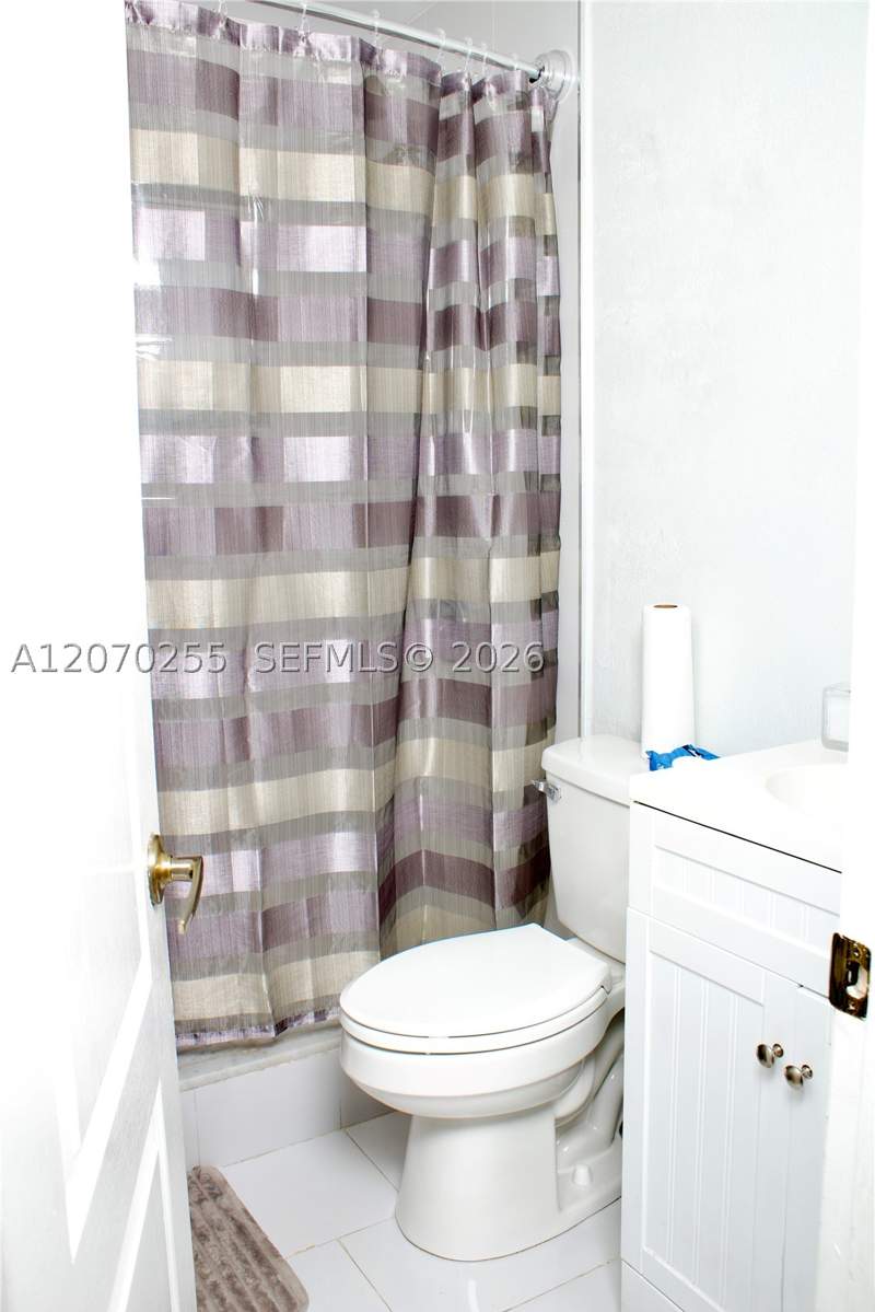 4 bedroom SingleFamilyResidence at 2732 W 68th Pl, WEST PALM GARDENS 2ND ADD, Hialeah — photo 4
