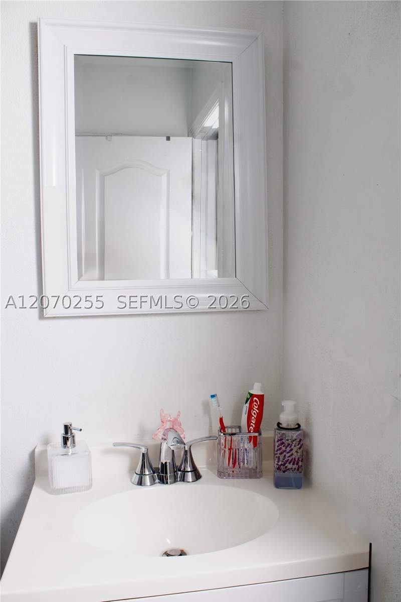 4 bedroom SingleFamilyResidence at 2732 W 68th Pl, WEST PALM GARDENS 2ND ADD, Hialeah — photo 5