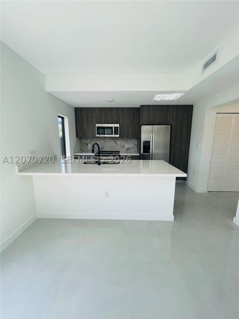 5 bedroom SingleFamilyResidence at 209 NW 13th Pl, Alba Subdivision, Florida City — photo 4