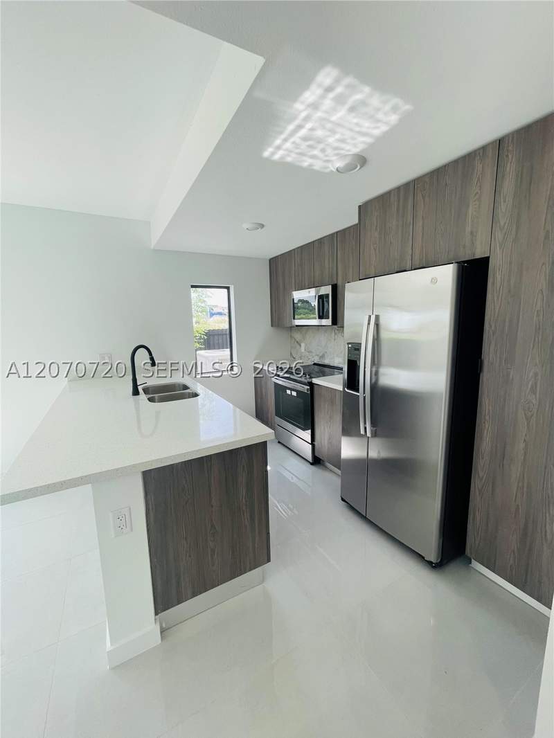 5 bedroom SingleFamilyResidence at 209 NW 13th Pl, Alba Subdivision, Florida City — photo 5