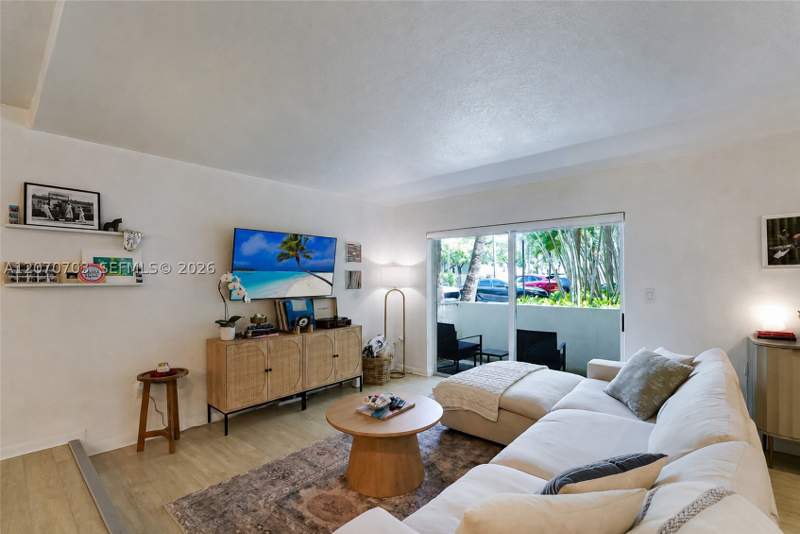 2 bedroom Condominium at 8950 SW 69th Ct 109, Palms Of Pinecrest Condo, Pinecrest — photo 2