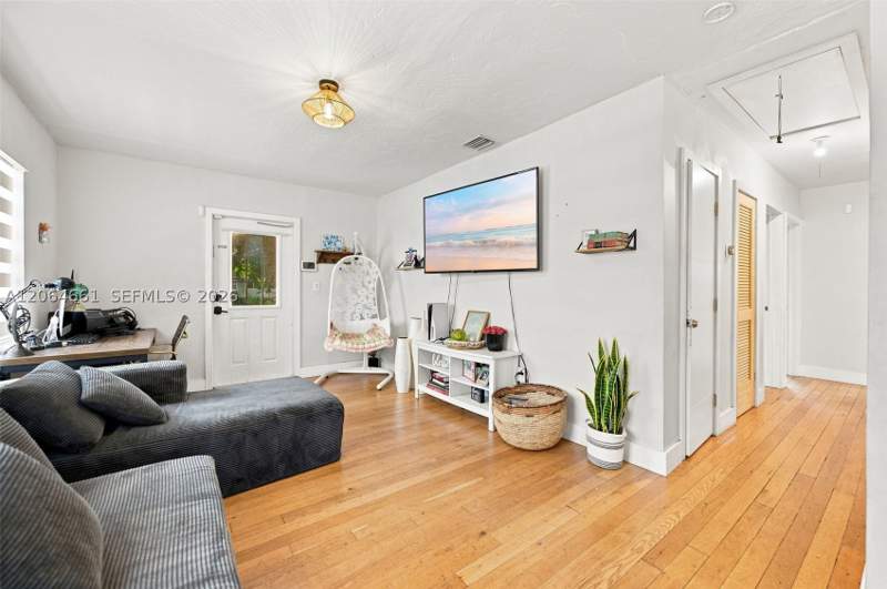 4 bedroom SingleFamilyResidence at 240 Carlisle Dr, Country Club Estates Sec, Miami Springs — photo 5