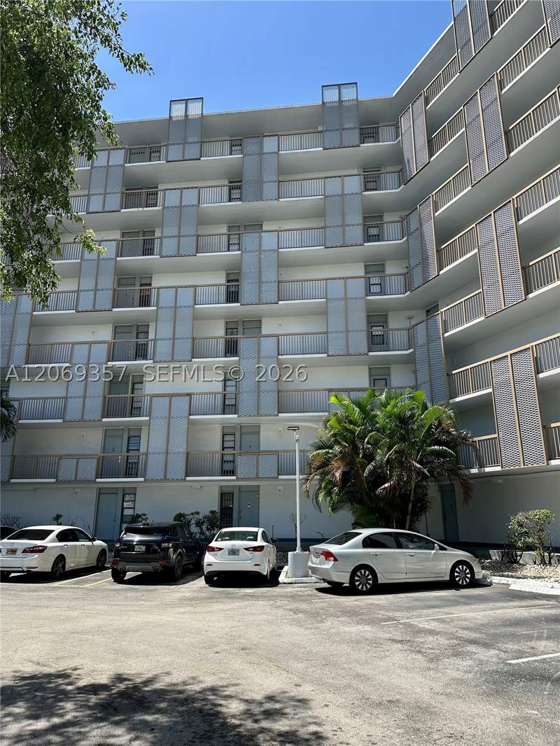 1 bedroom Condominium at 3401 N Country Club Dr Ei-216, Ensenada Condo Bldg E-Ii, Aventura — photo 2