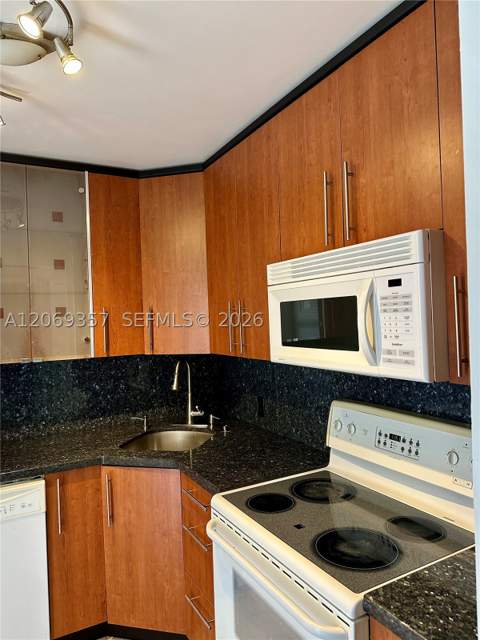 3401 N Country Club Dr Ei-216, Aventura FL - photo 8 of 27