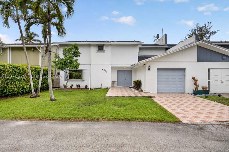 4 bedroom SingleFamilyResidence at 8210 SW 96th Ct, Hidden Lake At Kendall, Miami — photo 2