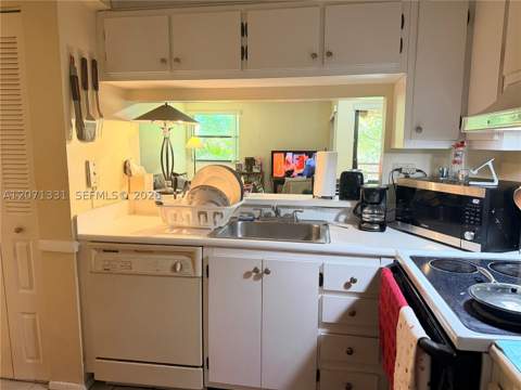 20035 NE 3rd Ct 6, Miami FL - photo 12 of 30