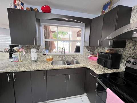 13249 NW 9 Ln, Miami FL - photo 17 of 46