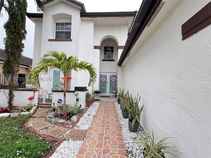 4 bedroom SingleFamilyResidence at 13249 NW 9 Ln, Shoma Homes At Tamiami II, Miami — photo 4