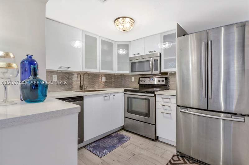 2 bedroom Condominium at 2600 Collins Ave 204, Lake Beach Club Condo, Miami Beach — photo 4
