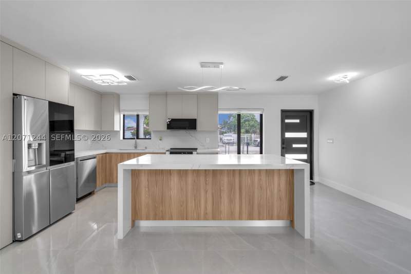 5 bedroom SingleFamilyResidence at 4450 NW 169th Ter, Rev Portion Of The 1st Ad, Miami Gardens — photo 4