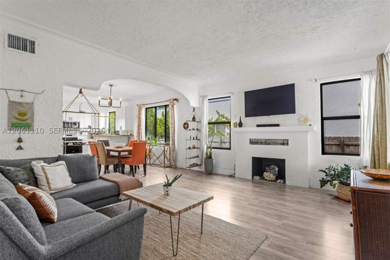6 bedroom SingleFamilyResidence at 1644 SW 9th St, Shenandoah, Miami — photo 4