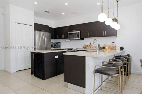 7042 NW 103rd Path, Doral FL - photo 10 of 33