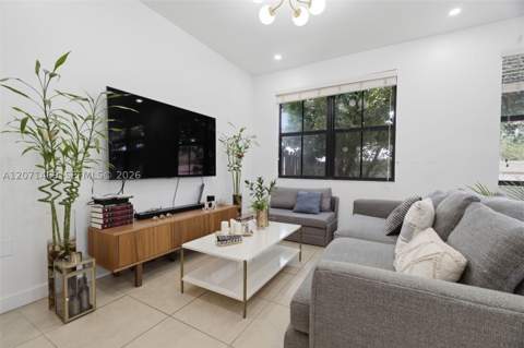 7042 NW 103rd Path, Doral FL - photo 6 of 33