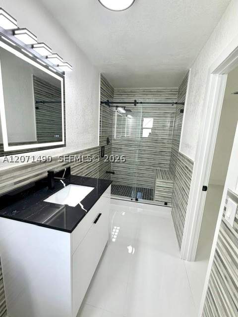 6 bedroom SingleFamilyResidence at 3930 NW 187th St, Realsite Gdns Sec 2, Miami Gardens — photo 5