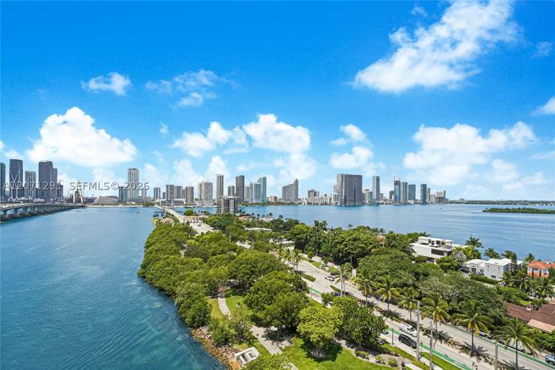 1 bedroom Condominium at 1000 Venetian Way 1108, One Thousand Venetian Way, Miami — photo 3