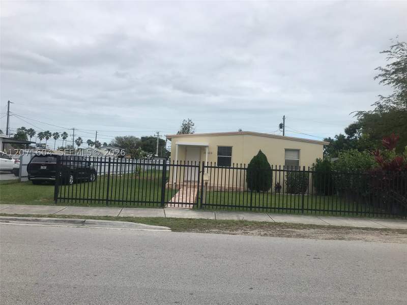 2 bedroom SingleFamilyResidence at 21625 SW 109th Ave, Victory Gardens, Miami — photo 2