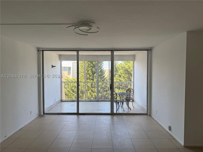 1 bedroom Condominium at 952 NE 199th St 4K, Lake Park Condo No 1 - Bl, Miami — photo 3