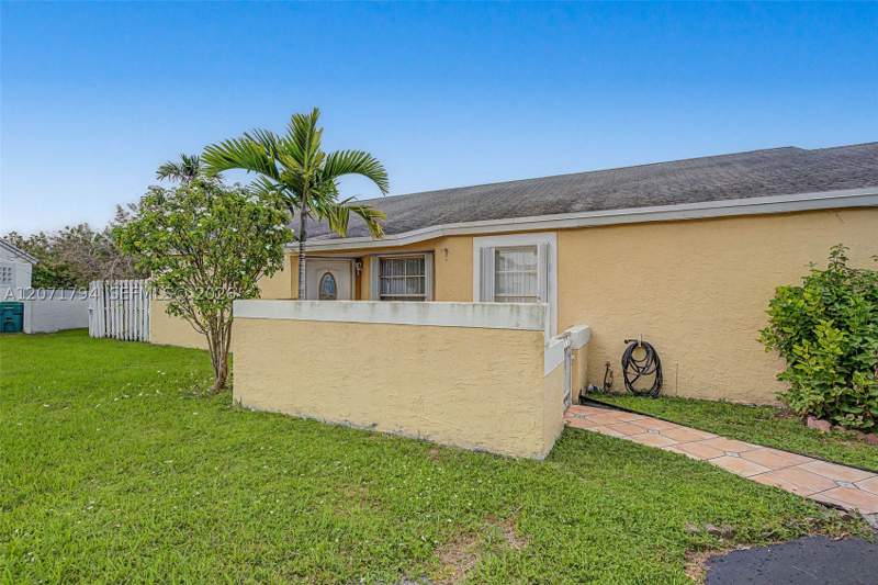 3 bedroom SingleFamilyResidence at 14963 SW 74th Ter, Sunset Shores, Miami — photo 2
