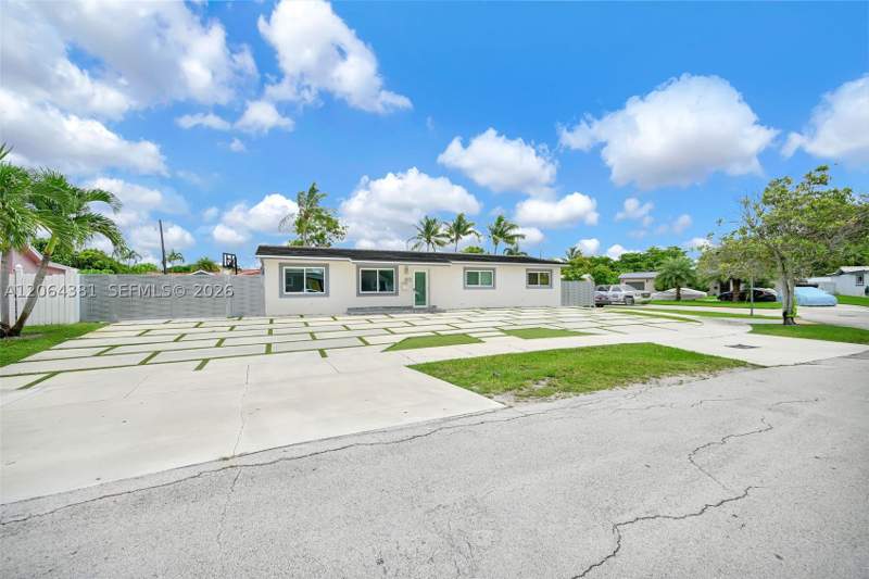 5 bedroom SingleFamilyResidence at 8251 NW 185th St, Palm Springs North Sec Q, Hialeah — photo 3