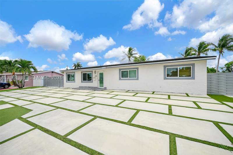 5 bedroom SingleFamilyResidence at 8251 NW 185th St, Palm Springs North Sec Q, Hialeah — photo 4