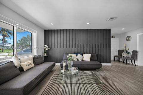 8251 NW 185th St, Hialeah FL - photo 6 of 39