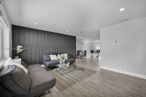 8251 NW 185th St, Hialeah FL - photo 7 of 39