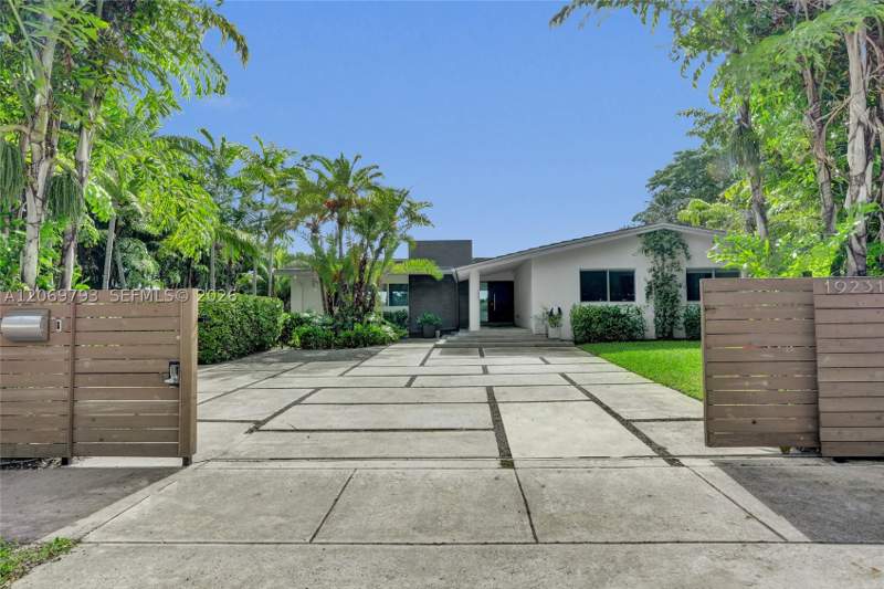 6 bedroom SingleFamilyResidence at 19231 NE 22nd Ave, ENCHANTED LAKE SEC 3, Miami — photo 2