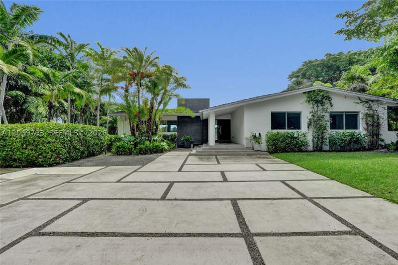 6 bedroom SingleFamilyResidence at 19231 NE 22nd Ave, ENCHANTED LAKE SEC 3, Miami — photo 3