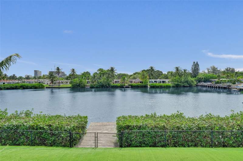 6 bedroom SingleFamilyResidence at 19231 NE 22nd Ave, ENCHANTED LAKE SEC 3, Miami — photo 4