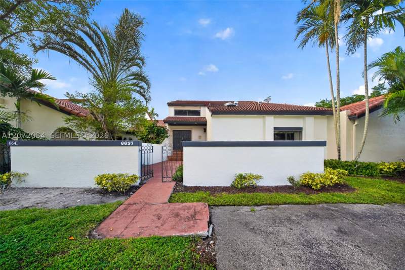2 bedroom Townhouse at 6637 NW 181st Ln, The Moors Townhouses, Hialeah — photo 2