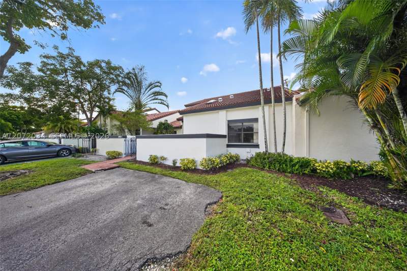 2 bedroom Townhouse at 6637 NW 181st Ln, The Moors Townhouses, Hialeah — photo 3
