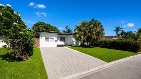 8819 Dickens Ave, Surfside FL - photo 9 of 36