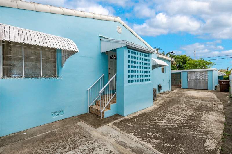4 bedroom SingleFamilyResidence at 334 E 11th St, Town Of Hialeah 1 Addn Am, Hialeah — photo 2