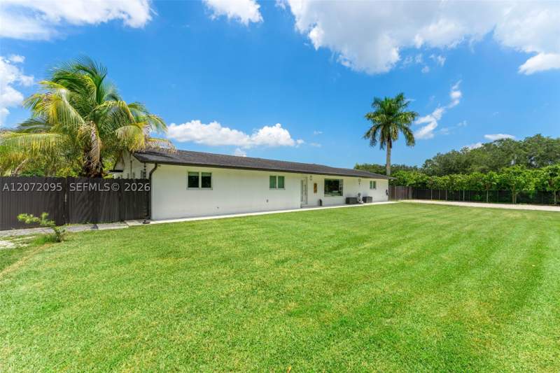 4 bedroom SingleFamilyResidence at 18725 SW 218th St, Redlands, Miami — photo 2