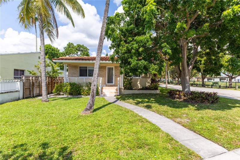 3 bedroom SingleFamilyResidence at 5990 NE 5th Ave, Bayshore Amd, Miami — photo 4