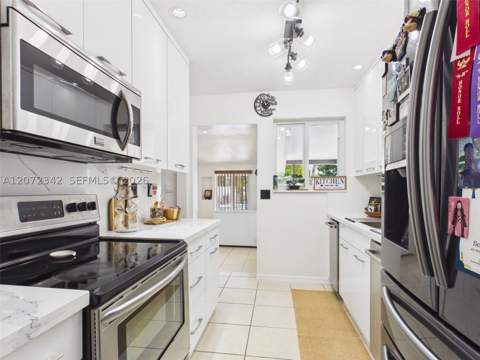9601 SW 183rd St, Palmetto Bay FL - photo 9 of 29