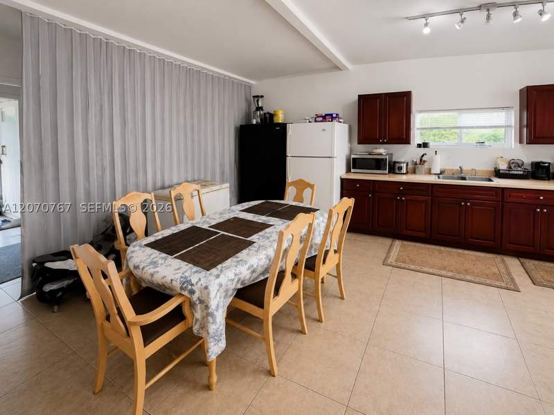 5 bedroom SingleFamilyResidence at 1935 NW 76th St, Para Villa Heights, Miami — photo 3