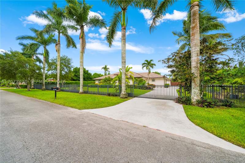 5 bedroom SingleFamilyResidence at 15720 SW 252nd St, Silver Palm City, Homestead — photo 3