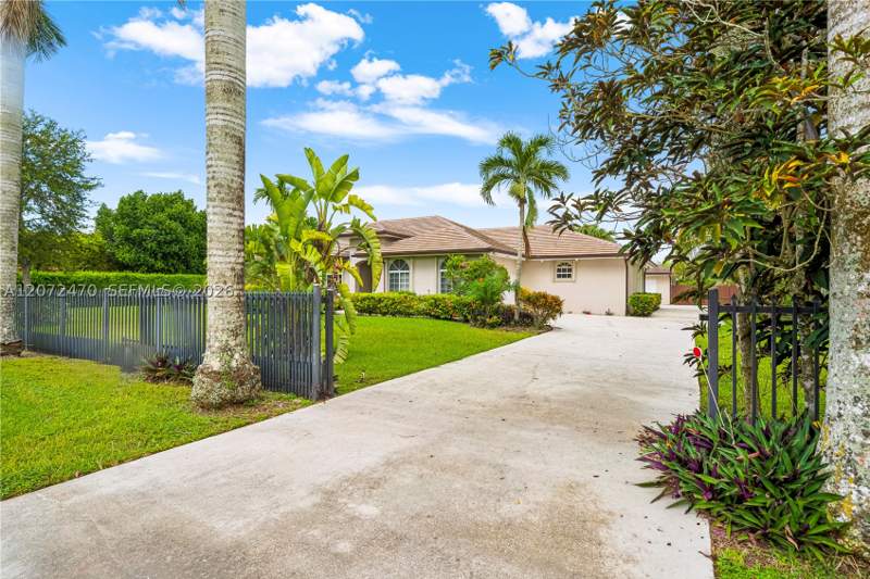 5 bedroom SingleFamilyResidence at 15720 SW 252nd St, Silver Palm City, Homestead — photo 4
